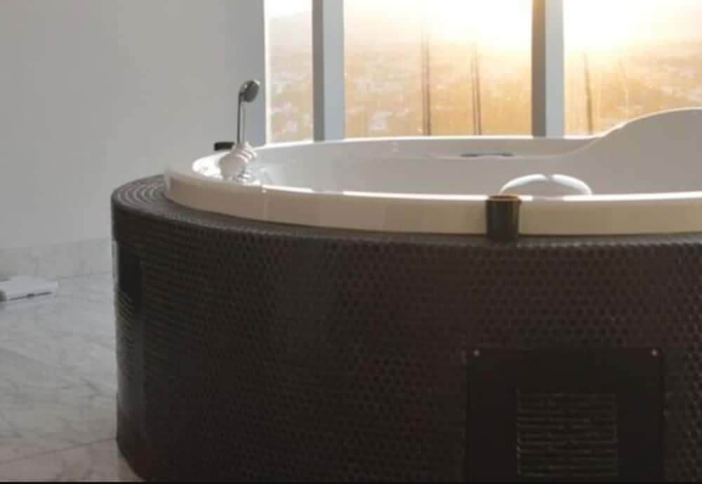 Baruk Guadalajara Hotel De Autor Kültér fotó A whirlpool bathtub